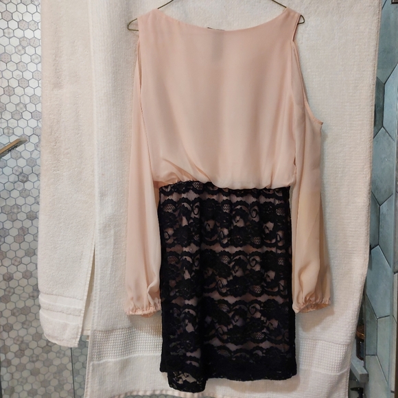 Trixxi dress - Picture 3 of 4